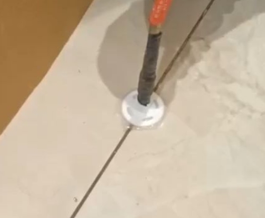 顺城瓷砖空鼓维修公司专业解答瓷砖在铺贴过程中，如果没有涂抹均匀到位的粘结材料（如水泥砂浆或瓷砖胶），可能会导致以下问题