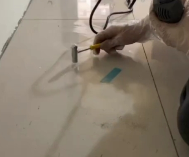 顺城瓷砖开裂维修公司专业分享瓷砖在铺贴前如果没有沥干水分，将会导致以下问题